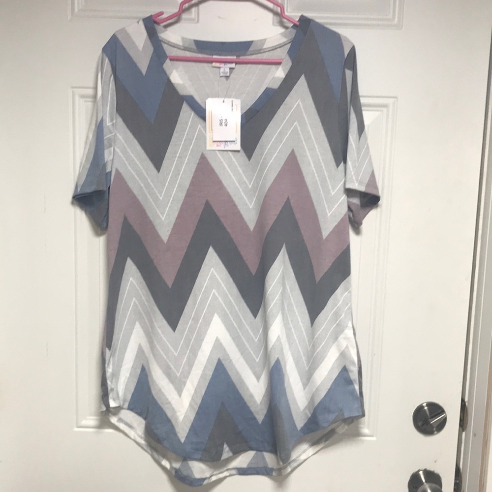 Lu La Roe Shirt - V neck - Size Large - Iris Style